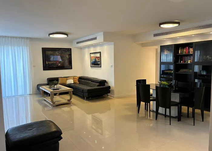 Luxurious Seaside Apartment